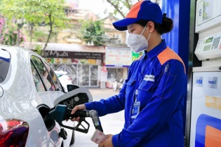 Giá xăng RON 95 tiếp tục giảm, về dưới 23.000 đồng/lít