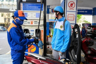 Giá bán lẻ xăng tăng thêm gần 600 đồng/lít