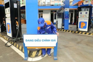Giá xăng lại tăng gần 800 đồng/lít