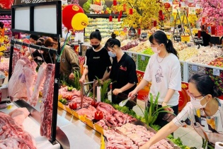 Nguồn cung hàng hóa ngày 30 Tết Giáp Thìn dồi dào, giá tăng nhẹ