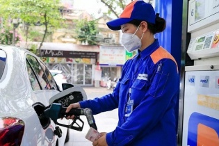 Giá xăng giảm gần 400 đồng/lít