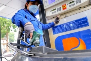 Giá xăng dầu cùng tăng, xăng RON95 vượt 24.000 đồng/lít