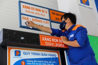 Xăng RON95 giảm về 21.317 đồng/lít 