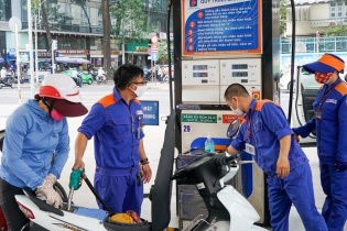 Giá xăng giảm, dầu tăng