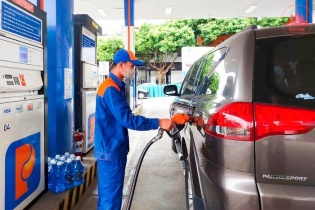 Giá xăng giảm nhẹ, RON95 về 20.600 đồng/lít