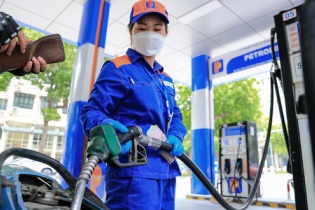 Giá xăng RON95 vọt lên 20.000 đồng/lít