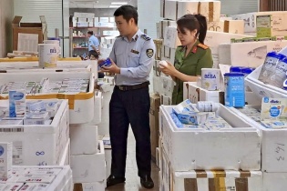 Lại thu giữ lượng lớn thực phẩm chức năng, sữa, mỹ phẩm nhập lậu tại Hà Nội