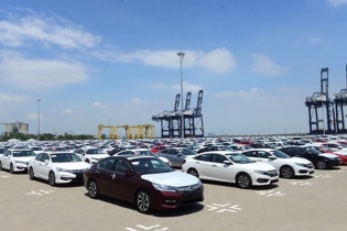 Gần 103.000 ô tô ngoại được nhập về Việt Nam