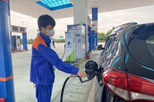 Giá xăng RON95 vượt 20.000 đồng/lít