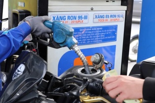 Giá xăng RON95 giảm nhẹ, về 20.400 đồng/lít