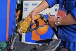 Giá xăng dầu đồng loạt giảm