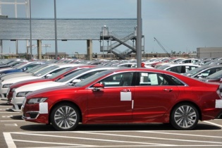 Nhập ô tô nguyên chiếc và linh kiện phụ tùng 10 tháng vượt cả năm ngoái