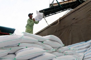 Hạn ngạch nhập khẩu gạo dự kiến từ Campuchia mỗi năm là 300.000 tấn