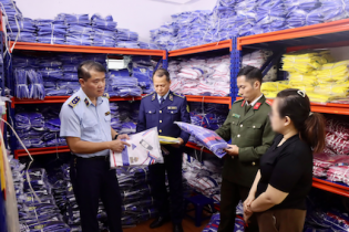 Quản lý thị trường thu giữ hơn 6.400 bộ quần áo giả nhãn hiệu Nike, Adidas, Puma