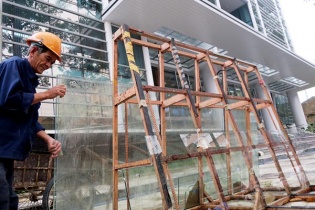 Việt Nam áp thuế CBPG tạm thời kính nổi không màu từ Indonesia, Malaysia