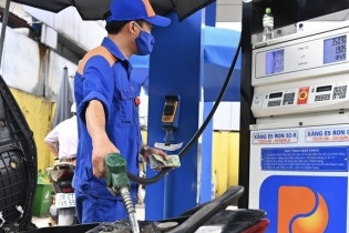 Xăng tăng giá mạnh, RON95 vượt 20.000 đồng/lít