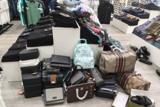 Thu gần 2.000 sản phẩm thời trang nghi giả nhãn hiệu Gucci, Dior, Hermès, Fendi