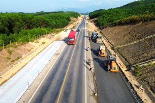 Chính thức "đóng" cao tốc Cam Lộ-La Sơn khung giờ 17h00-5h00 sáng