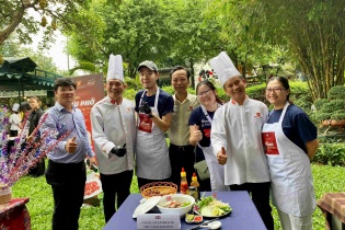 Cán bộ Lãnh sự các nước tại TP.HCM học nấu phở Việt