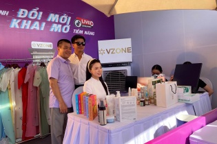 Tiểu thương chợ Bến Thành livestream bán hàng cùng Tiktoker