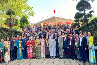 Đoàn gần 200 kiều bào dâng hương, dâng hoa các Vua Hùng