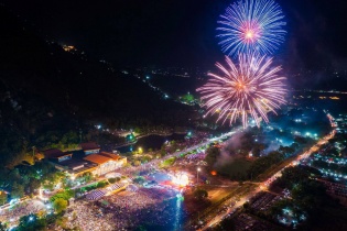 Tây Ninh: Ngắm pháo hoa và xem trình diễn mapping 3D tại khu du lịch núi Bà Đen
