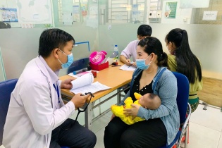 TP.HCM: Hơn 30% trẻ từ 1-5 tuổi chưa tiêm đủ mũi được tiêm vắc-xin sởi