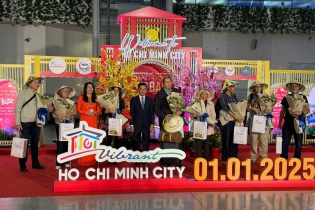 TP.HCM đón đoàn khách “xông đất” ngày đầu năm mới 2025