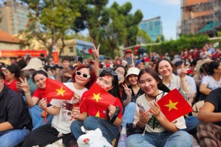 Trung tâm TP.HCM chật kín người dân xem hợp luyện diễu binh