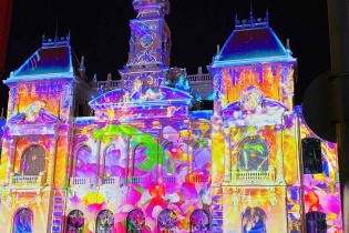 Tòa nhà UBND TP.HCM lung linh, huyền ảo với “bữa tiệc” nghệ thuật 3D mapping