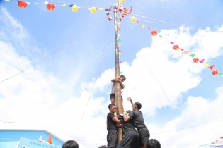 TP.HCM: Người dân đội nắng xem ngư dân Cần Giờ leo cột mỡ