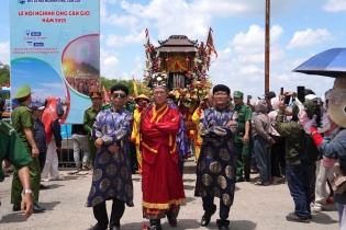 Hàng nghìn người dân đội nắng, xuống đường rước Lễ Nghinh Ông Cần Giờ Hàng nghìn người dân đội nắng, xuống đường rước Lễ Nghinh Ông Cần Giờ