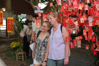 Người Tây ăn Tết miền Tây: Khi du khách châu Âu “chạm” vào hồn Tết phương Nam 