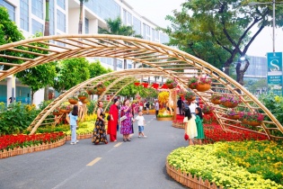 Đường hoa Phú Mỹ Hưng Tết Bính Ngọ rực rỡ mở cửa, lan tỏa sắc xuân gắn kết