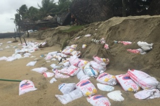 Sóng dữ tấn công, bãi biển Cửa Đại tan hoang 