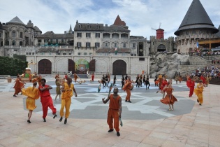 Bà Nà Hills chính thức ra mắt show nghệ thuật Vũ hội Ánh Dương