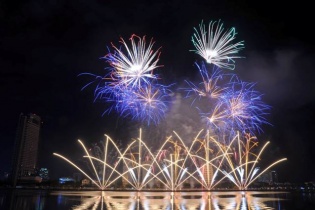  Màn tranh tài pháo hoa Việt Nam và Nga: Lung linh bên Dòng sông Hàn