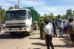 Đà Nẵng khẩn trương thu gom hàng tấn rác dồn ứ