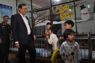 Đêm giao thừa, lãnh đạo thành phố Đà Nẵng tặng quà cho trẻ mồ côi