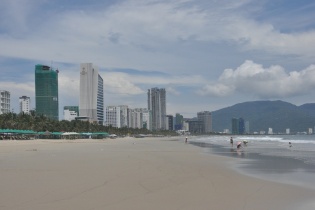 Đà Nẵng mở lại dịch vụ lưu trú, cho phép tắm biển