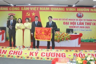 Sở Kế hoạch và Đầu tư Đà Nẵng đón nhận cờ thi đua của Bộ