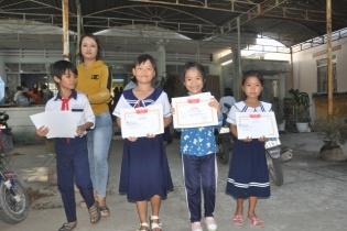 Học bổng “Vì trẻ em Việt Nam” của Báo Đầu tư đến với học sinh tỉnh Ninh Thuận