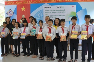 Doanh nhân Đà Nẵng tặng quà cho học sinh vùng lũ, trị giá 200 triệu