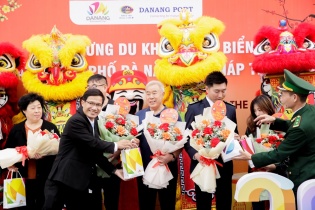 Du khách nhộn nhịp đến xông đất Thành phố Đà Nẵng 