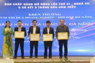 Đà Nẵng tặng cờ thi đua cho hội viên Hội Doanh nhân trẻ Đà Nẵng