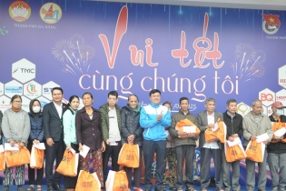 Doanh nhân trẻ Đà Nẵng trao 350 triệu quà Tết cho người nghèo