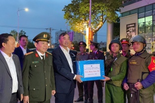 Chủ tịch Đà Nẵng thăm, tặng quà các lực lượng trực đêm giao thừa Tết Ất Tỵ 2025
