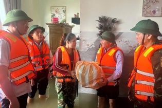 Thường trực Ban Bí thư Trần Cẩm Tú tặng quà, thăm hỏi người dân vùng lũ Đà Nẵng