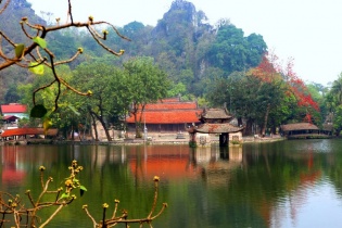 Chùa Thầy mùa hoa gạo vừa thanh tịnh, vừa lãng mạn