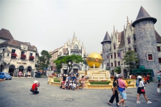 Du khách xếp hàng giãn cách check in Bà Nà Hills dịp 30/4